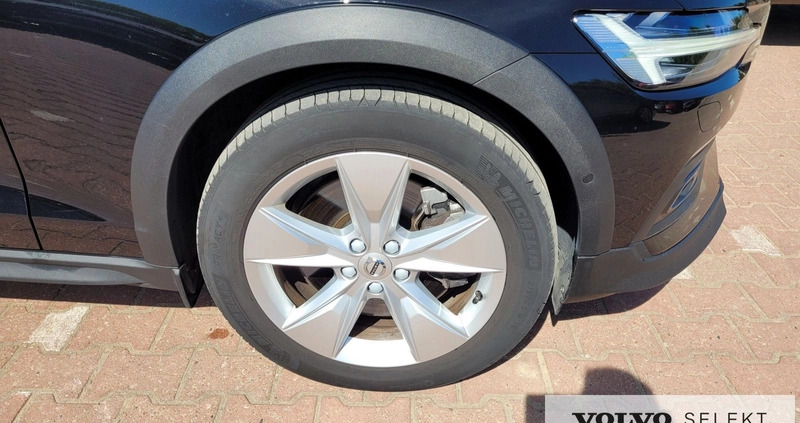 Volvo V60 Cross Country cena 179900 przebieg: 38000, rok produkcji 2021 z Szczekociny małe 497